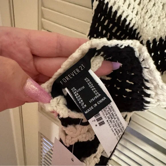 NWOT Forever 21 Black and Cream Crochet Halter Top - Picture 4 of 4